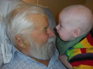 Barnbarn besöker morfar