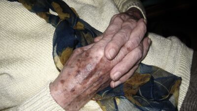 knäppta händer på äldre person